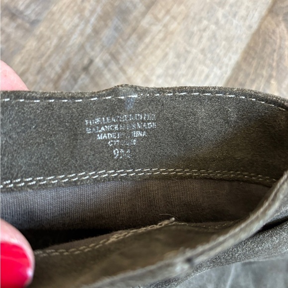 Women's Suede Ankle Boots - Picture 6 of 7